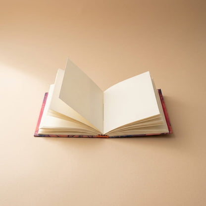 Libreta Bichos abierta, con hojas lisas de papel ahuesado