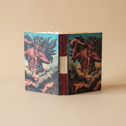 Libreta Demonio abierta, con la costura ojal a la vista en el lomo
